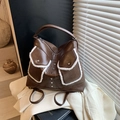 Zaino marrone in finta pelle con tasche in pile e rivetti argentati da donna - Marrone