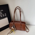 Bolso de hombro rectangular de cuero PU marrón con colgante de oso y detalle trenzado - Con Colgante / Marrón Amarillento
