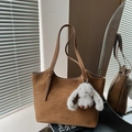 Bolso tote retro de cuero sintético marrón con colgante de conejo y hebillas doradas - Con Colgante / Marrón