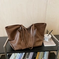 Borsa tote in pelle marrone con doppi manici, trama retrò e grande capacità di contenimento - Marrone