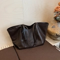 Grande borsa tote marrone scuro in pelle vintage con tracolle e ciondolo decorativo - Marrone