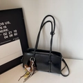 Bolso de hombro negro minimalista de cuero sintético con colgante de oso y cremallera plateada - Con Colgante / Negro