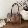 Borsa a spalla retrò marrone caffè con finitura opaca e ciondoli decorativi - Con Ciondolo / Marrone