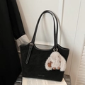 Detalle de bolso tote negro con costuras blancas en contraste y colgante de conejo - Con Colgante / Negro