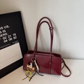 Bolso de hombro cuadrado rojo oscuro en cuero brillante con colgante de osito - Con Colgante / Burdeos