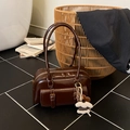 Sac Boston vintage marron foncé fini brillant avec mignon pendentif chiot en peluche - Avec Pendentif / Marron
