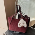 Bolso tote retro de ante burdeos con costuras blancas y un colgante de conejo de peluche - Con Colgante / Rojo