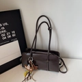 Bolso de hombro rectangular marrón oscuro brillante con cremallera y colgante de oso - Con Colgante / café