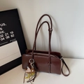 Borsa baguette marrone scuro in ecopelle con ciondolo a orsetto e zip metallica - Con Ciondolo / Marrone