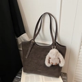 Bolso tote marrón oscuro de cuero mate con un colgante de conejo de peluche y asas - Con Colgante / Gris