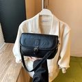 Schwarze Umhängetasche aus plissiertem Kunstleder mit goldener Schnalle und Klappe - Schwarz