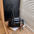 Sac sous le bras noir brillant avec longues anses et poche avant sur marches en bois - Avec Pendentif / Noir