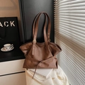 Grande borsa tote retrò in ecopelle marrone con fibbie e tracolla regolabile - Marrone