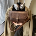Braune Retro-Umhängetasche aus glänzendem Leder mit Vintage-Schnalle und Riemen - Braun