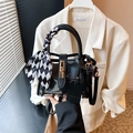 Transparente PVC-Beuteltasche mit schwarzem Lederbesatz und kariertem Tuch - Schwarz