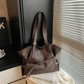 Grande borsa tote retrò marrone scuro in pelle con fibbia elegante e trama a pieghe - Marrone