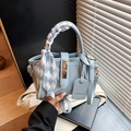 Hellblaue Eimer-Tasche aus PVC und Leder mit Seidentuch am Griff und Metalldrehverschluss - Blau