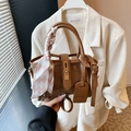 Braune semi-transparente PVC-Beuteltasche mit Lederbesatz und dekorativem Seidenschal - Braun