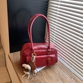 Sac sous le bras en cuir rouge style bowling avec breloque peluche et boucle métal - Avec Pendentif / Rouge