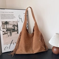 Braune Wildleder-Hobo-Tasche mit Fransen und Nieten in einem warmen, minimalistischen Studio - Braun