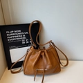 Braune gesteppte Leder-Beuteltasche mit Kordelzug und verstellbarem Riemen für Damen - Braun