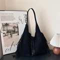 Schwarze Vintage-Hobo-Tasche mit Fransen und silbernen Metallnieten im Retro-Look - Schwarz