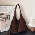 Dunkelbraune Hobo-Tasche aus Wildleder mit Fransen und Vintage-Metallnieten - Braun