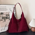 Vintage bordeauxroote Hobo-Tasche aus Wildleder mit Fransen und Nietenbesatz - Burgunderrot