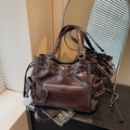 Bolso tote grande retro marrón oscuro en cuero encerado brillante con remaches - café