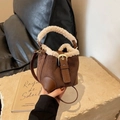Braune Wildleder-Eimertasche mit Lammfellbesatz und verstellbarem Schultergurt für Damen - Kaffeebraun