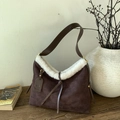 Borsa a spalla in camoscio marrone con bordo in pile e motivi a stella in rilievo - Marrone