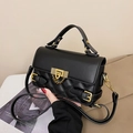 Schwarze Stepptasche mit goldenem Verschluss und verstellbarem Schultergurt aus Leder - Schwarz