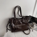 Sac fourre-tout marron foncé minimaliste au fini mat avec bandoulière et détails argentés - café