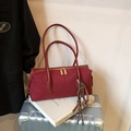 Sac bandoulière en daim bordeaux minimaliste avec charm chocolat sur valise - Avec Pendentif / Bordeaux