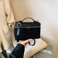 Borsa a mano nera a scatola in pelle mista con zip argento e tracolla regolabile - Nero