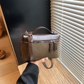 Borsa a tracolla quadrata in pelle scamosciata verde oliva con manico in pelle marrone - Verde