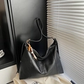 Borsa tote minimalista in ecopelle nera con dettaglio ciondolo in perline colorate - Nero