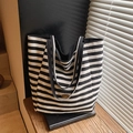 Große Shopper-Tasche mit schwarz-weißen Streifen und braunem Handmade-Lederetikett - Schwarz