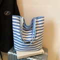 Klassische blau-weiß gestreifte Canvas-Tragetasche mit Schultergurten und Handmade-Label - Blau