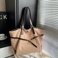 Borsa tote minimalista in pile color cammello con manici in pelle marrone scuro - Cachi