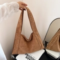 Borsa sottobraccio in finta pelle scamosciata marrone con anelli metallici sulla tracolla - Marrone