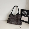 Borsa tote oversize leopardata con manici neri e ricamo artistico Gugugugii - Grigio