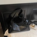 Borsa a spalla a mezzaluna nera minimalista con tracolla regolabile e capienza ampia - Nero