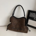 Elegante borsa tote leopardata con manici neri e ricamo in corsivo raffinato - Marrone