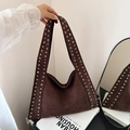 Borsa tote in velluto marrone scuro con rivetti e occhielli decorativi in metallo - Marrone