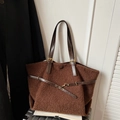 Borsa tote marrone in pelliccia sintetica con manici in pelle scura e fibbie dorate in metallo - Marrone