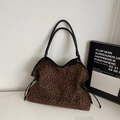 Borsa tote con stampa leopardata, manici neri ed elegante ricamo in corsivo - caffè