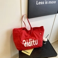 Grande borsa tote in tela rossa con scritte bianche e tracolle lunghe da spalla - Rosso