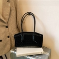 Schwarze Schultertasche aus geflochtenem Leder mit Knotengurten und großem Stauraum - Schwarz