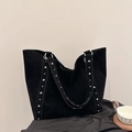 Große schwarze Wildleder-Tote-Bag mit silbernen Nieten und vintage-industriellem Design - Schwarz